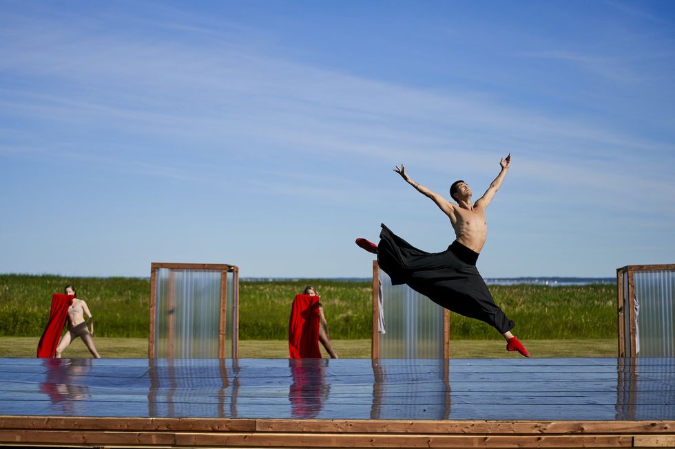 Une r\u00e9p\u00e9tition g\u00e9n\u00e9rale du Ballet c\u00f4t\u00e9 mer.