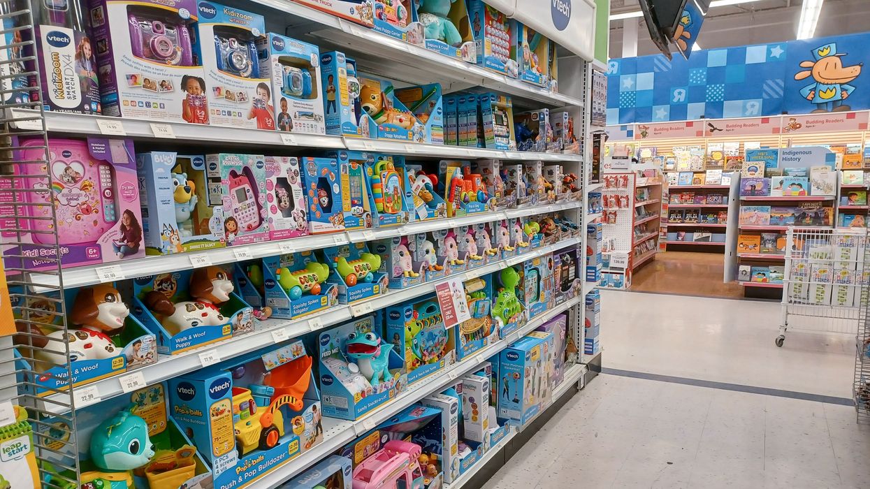 Une rangée de jouets au magasin.