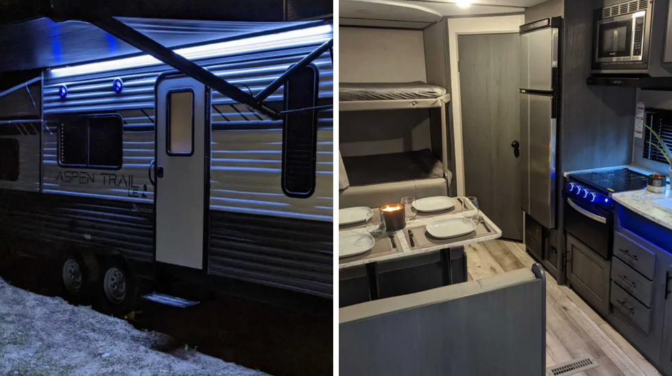 Une roulotte \u00e9clair\u00e9e au n\u00e9on la nuit. La cuisine de la roulotte.