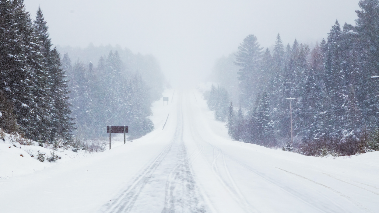 Une route enneigée au Canada.
