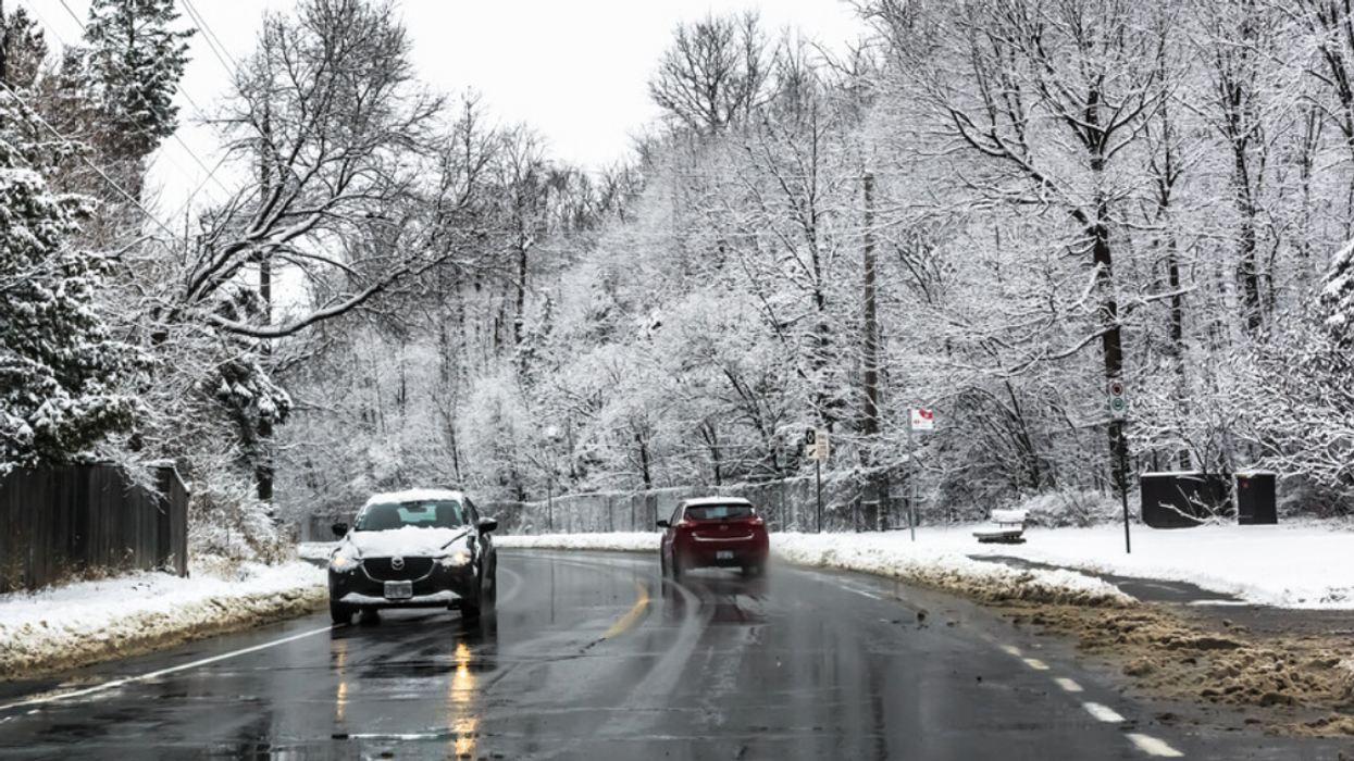 Une route pendant l'hiver.