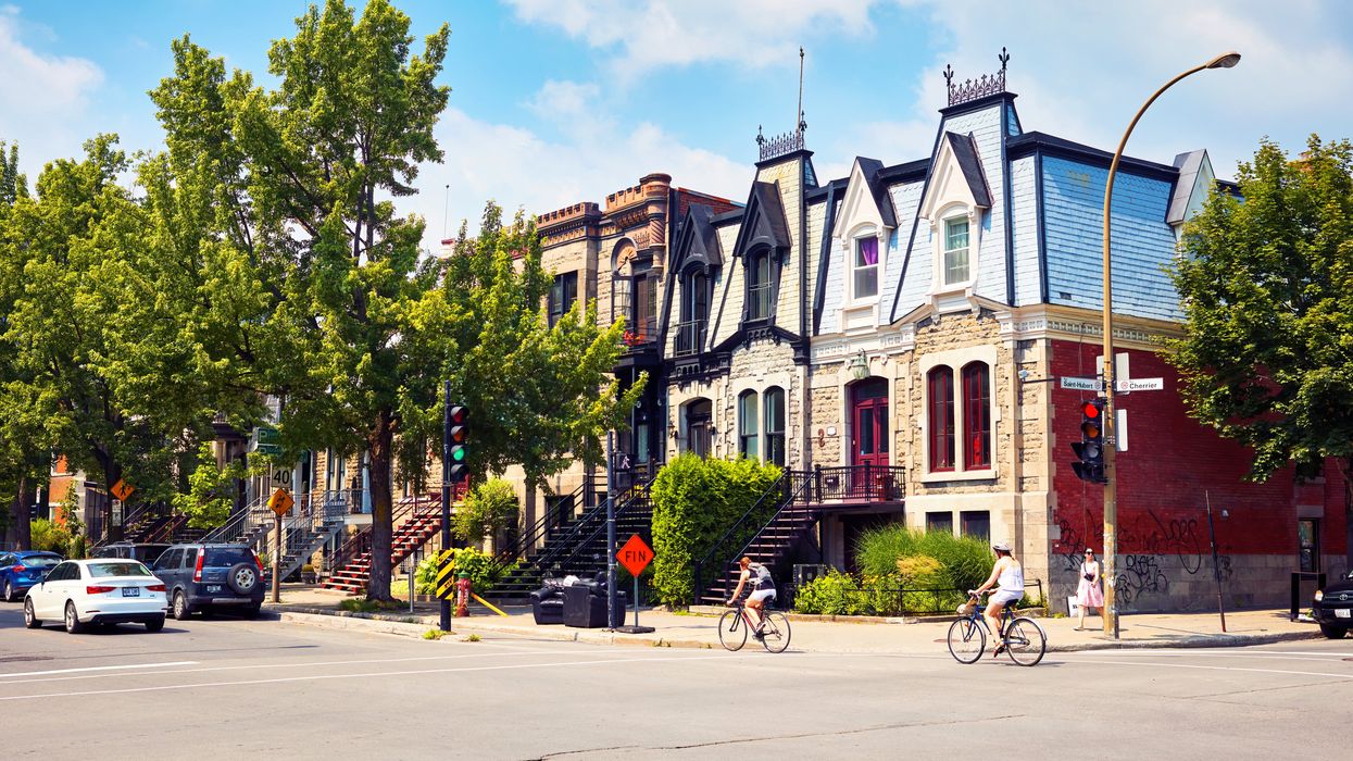 Une rue avec logements à Montréal.