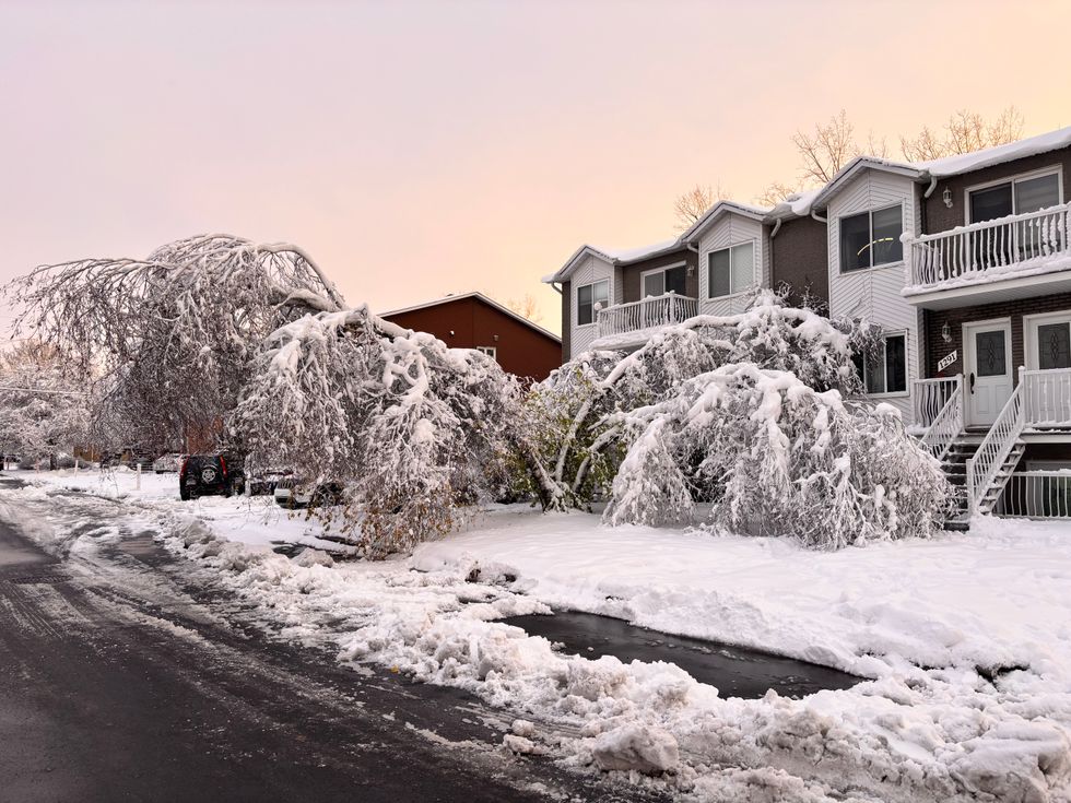 Une rue enneig\u00e9e.