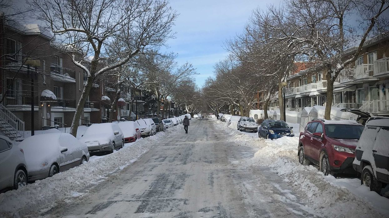 Une rue enneigée à Montréal.