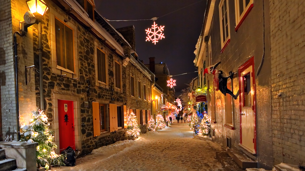 Une rue enneigée et décorée pour Noël dans le Vieux-Québec.