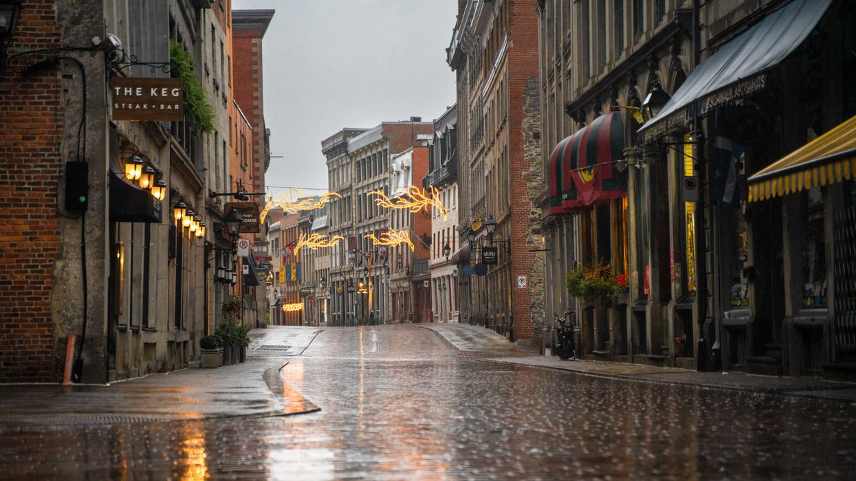 Une rue mouillée de novembre dans le Vieux-Montréal.