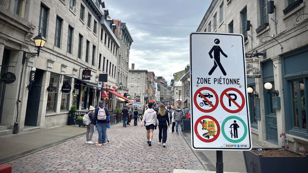Une rue piétonne, dans le Vieux-Montréal.