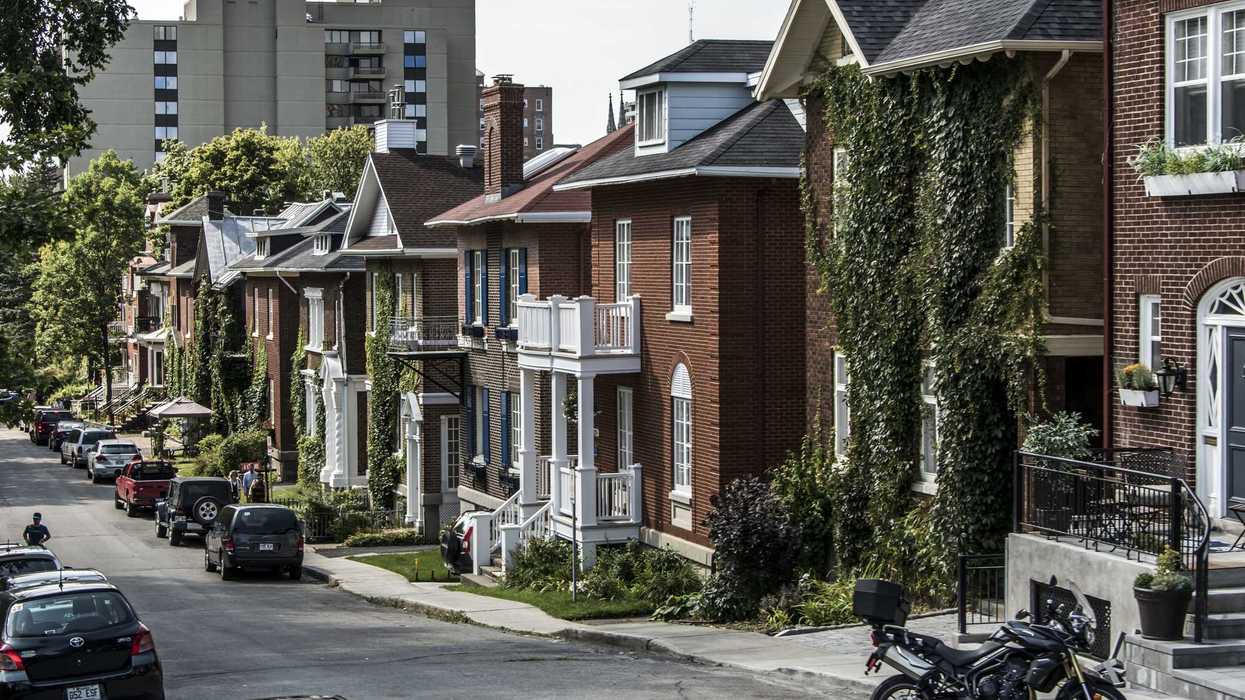 Une rue résidentielle avec des maisons à Montréal.