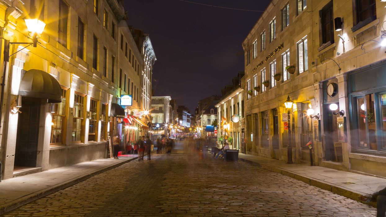 Une rue sombre à Montréal.
