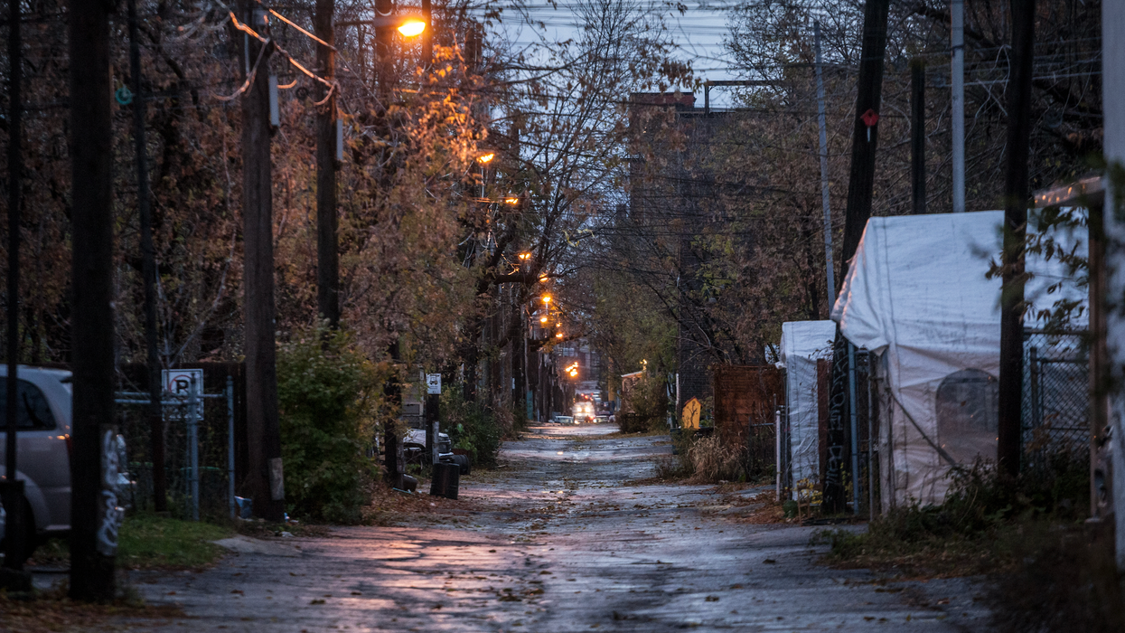 Une ruelle de Montréal avec des abris Tempo à la tombée du jour.
