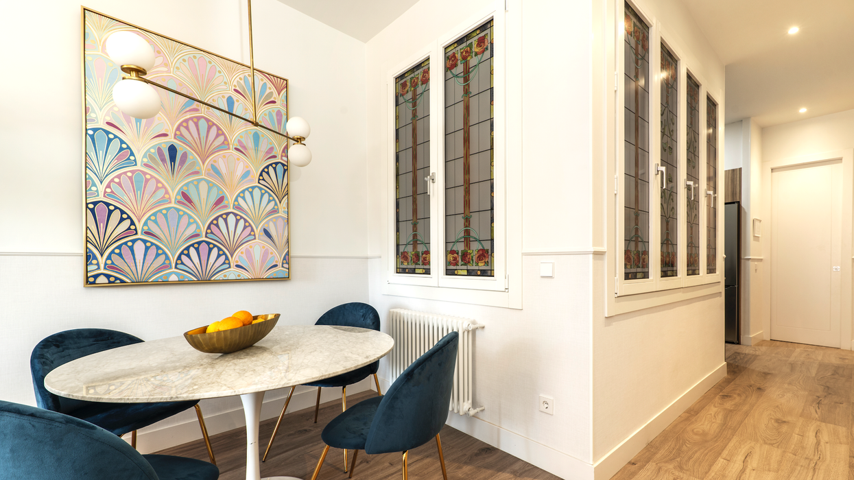 Une salle à manger avec des vitreaux.