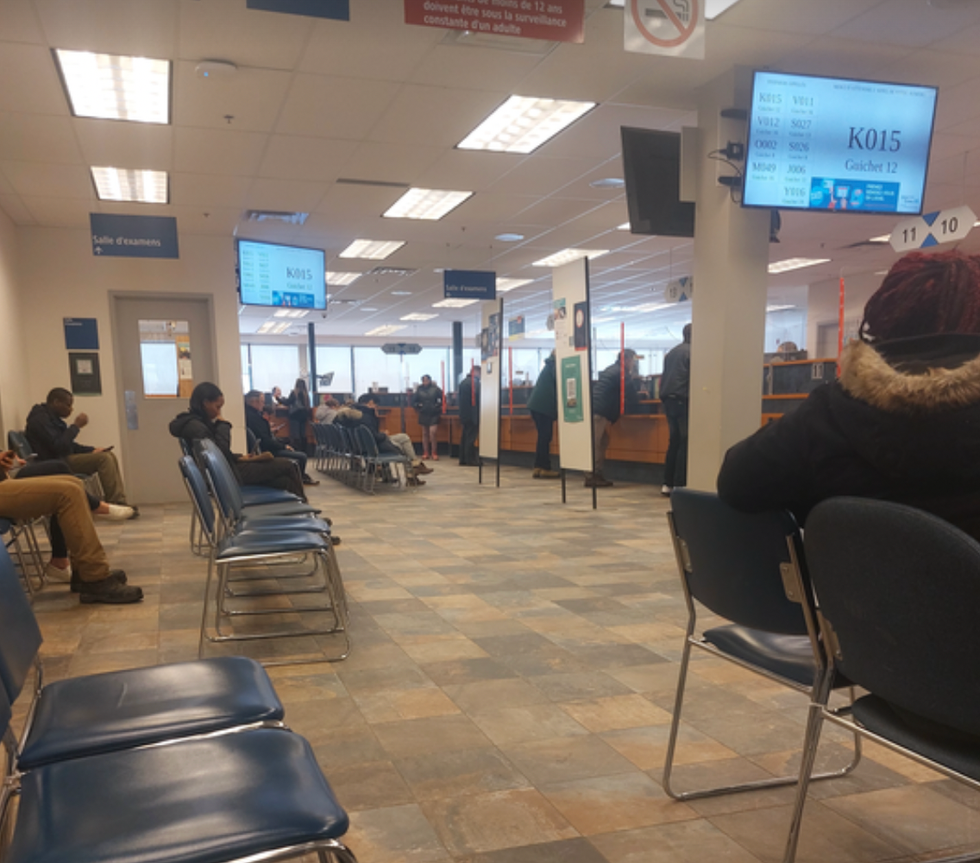 Une salle d'attente de la SAAQ.