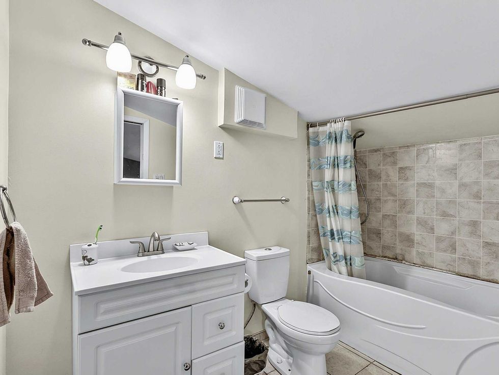 Une salle de bain. 