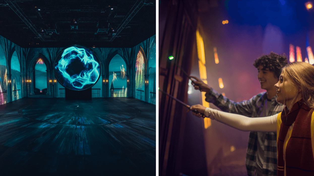 Une salle de l'expérience Harry Potter : Visions de la magie . Droite : Des personnes avec des baguettes interactives à l'expérience Harry Potter : Visions de la magie.