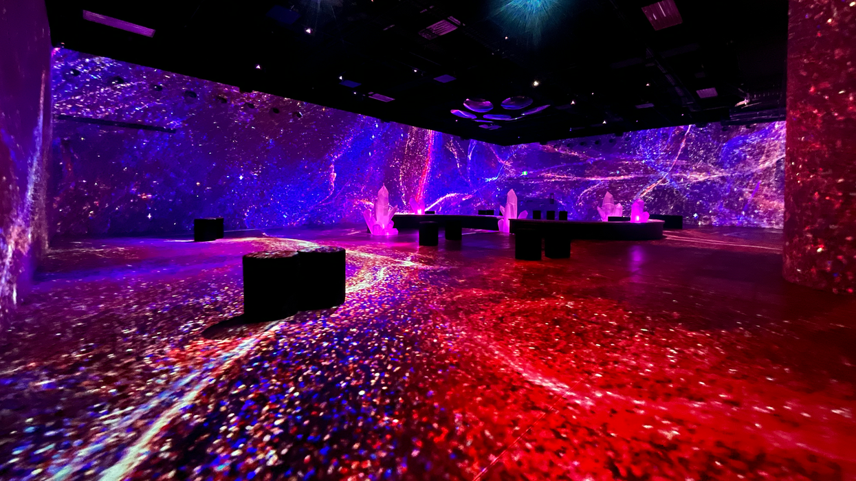 Une salle immersive où les projections sont à 360 degrés.