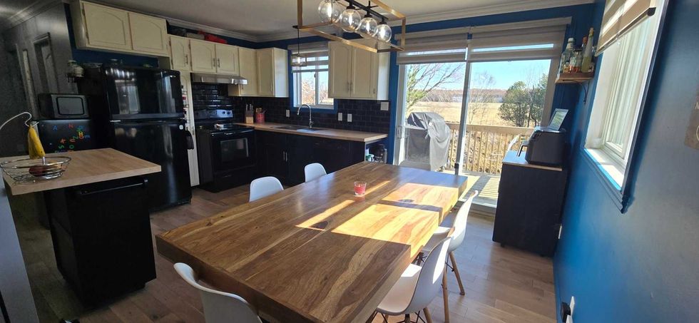 Une salle \u00e0 manger.