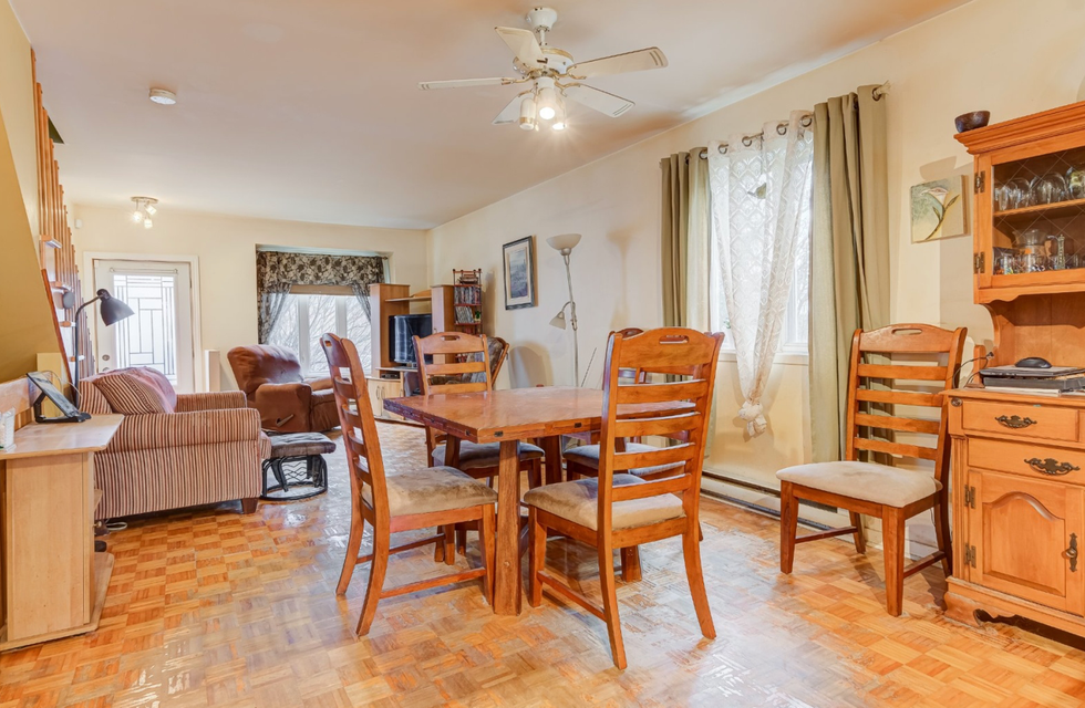 Une salle \u00e0 manger.