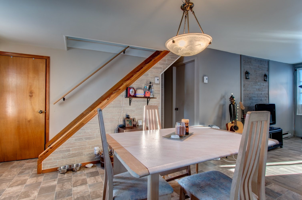 Une salle \u00e0 manger.