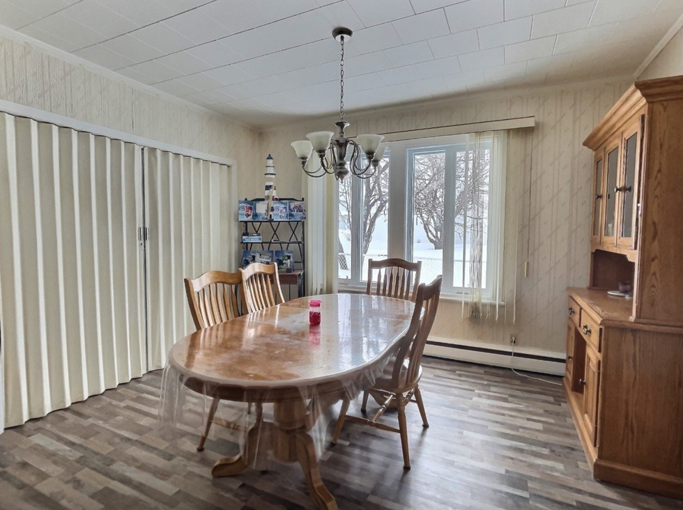 Une salle \u00e0 manger.