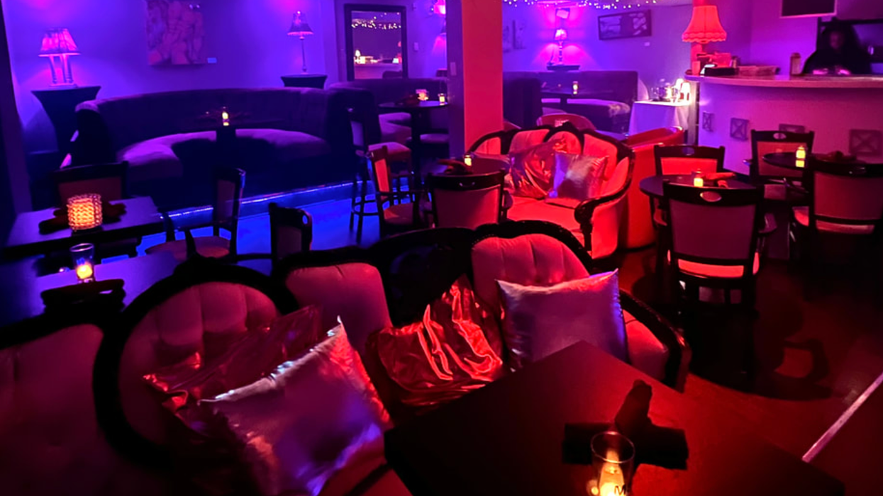 Une section du Club L avec des divans.