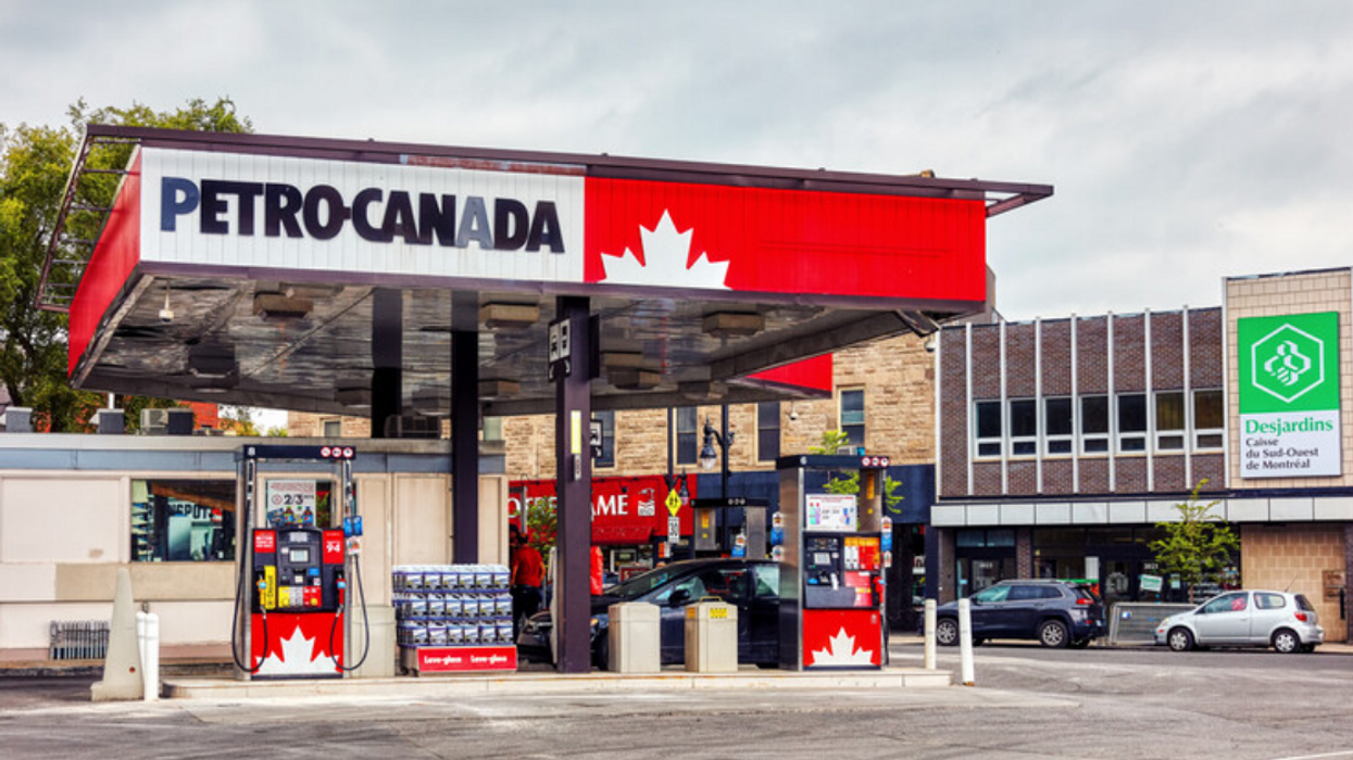 Une station essence Petro-Canada.