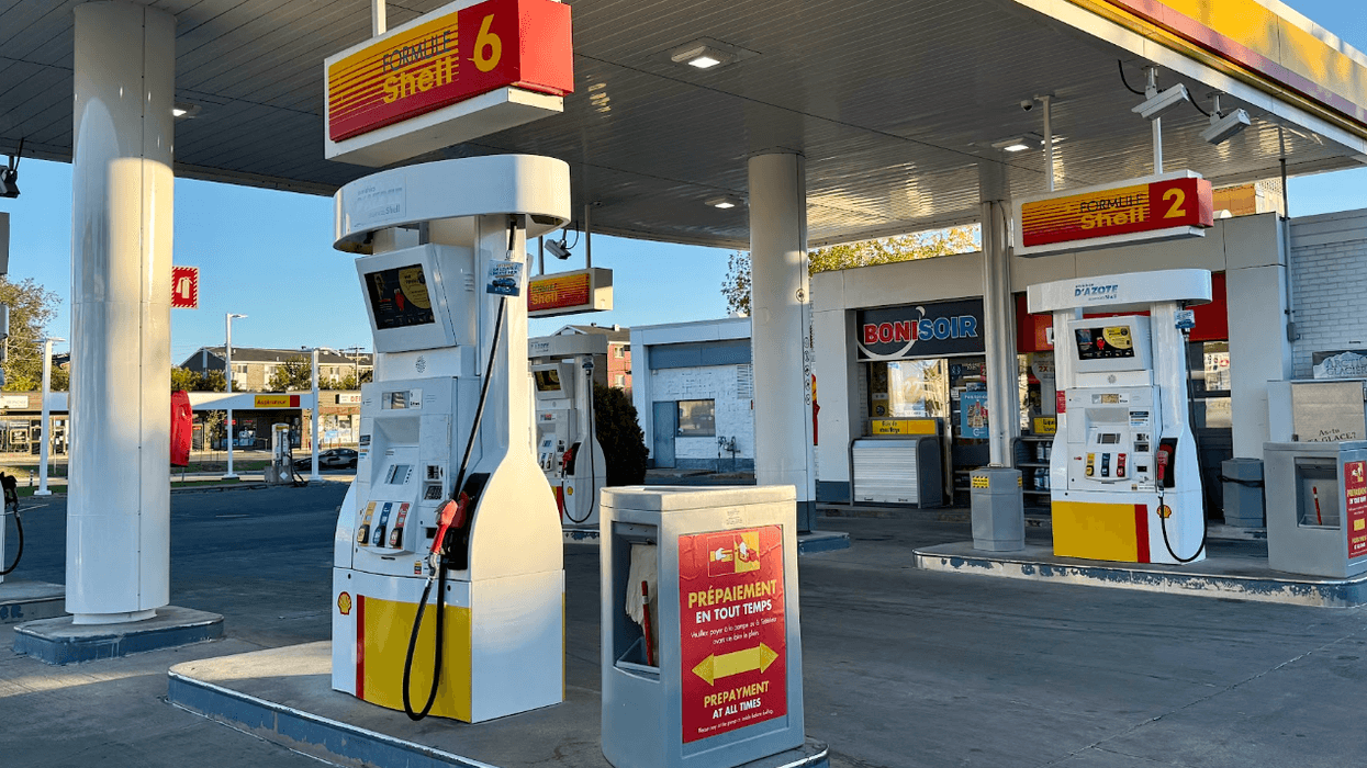 Une station-service d'essence.