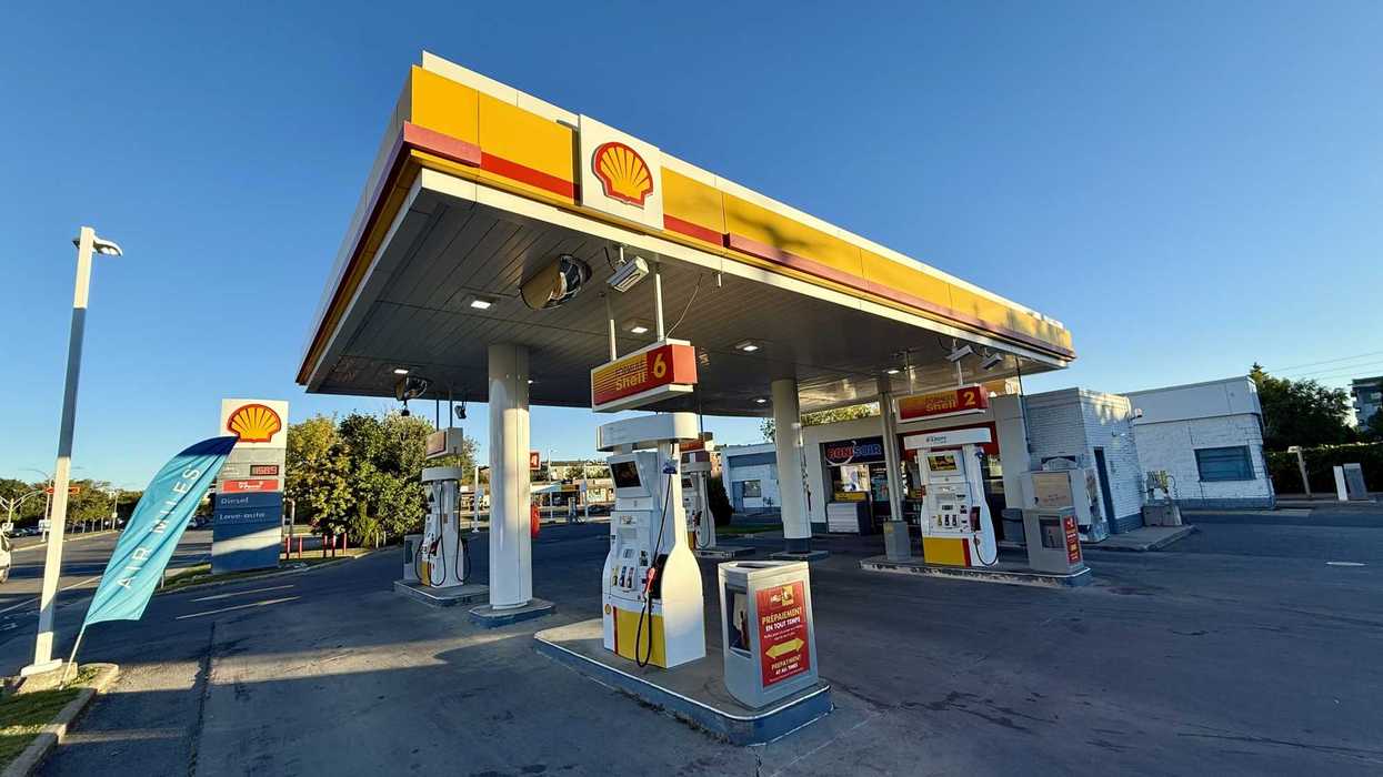 Une station-service de Laval.