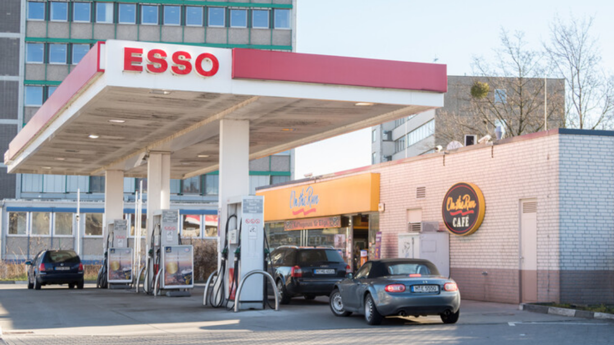 Une station-service.