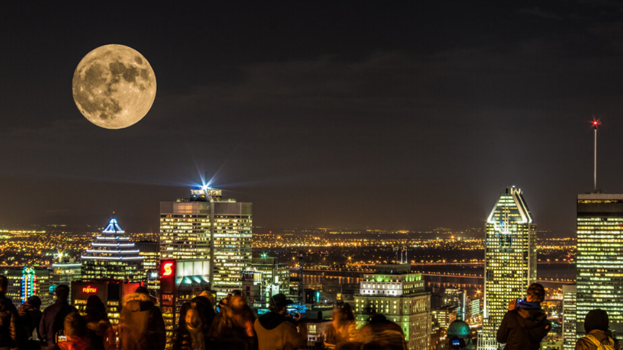Une super lune à Montréal.
