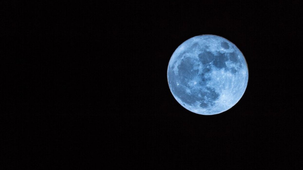Une super lune bleue dans un ciel noir.