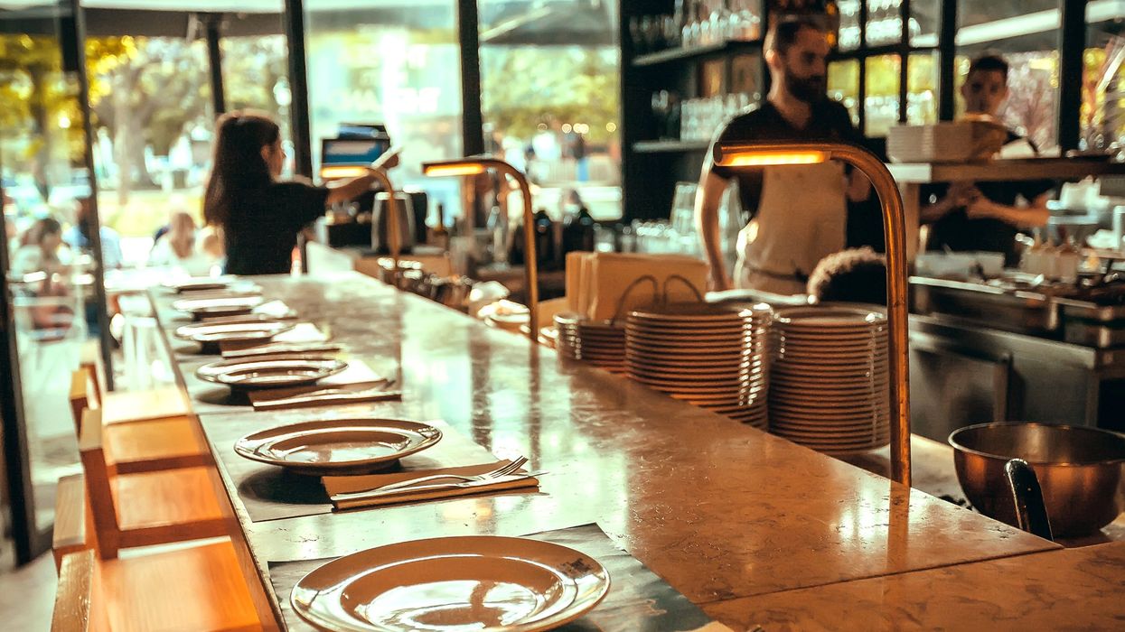 Une table de restaurant vide.