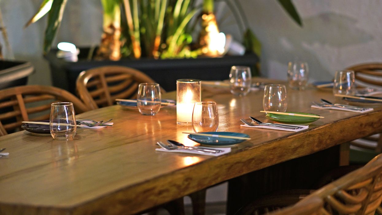 Une table de restaurant, vide.