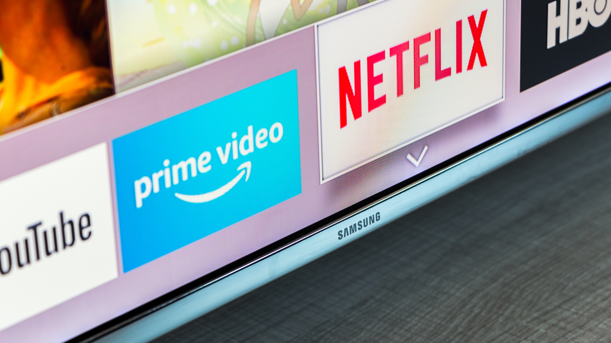 Une télévision affichant des plateformes de streaming.