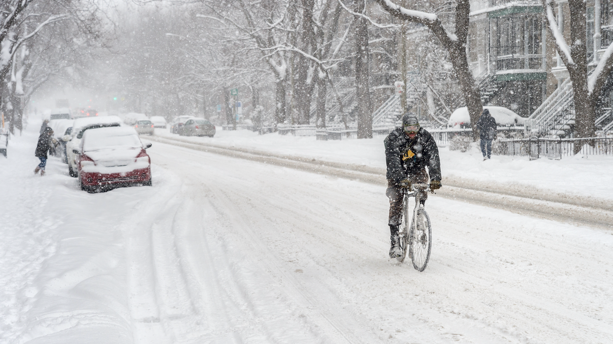 Une tempête de neige dans les rues de Montréal.