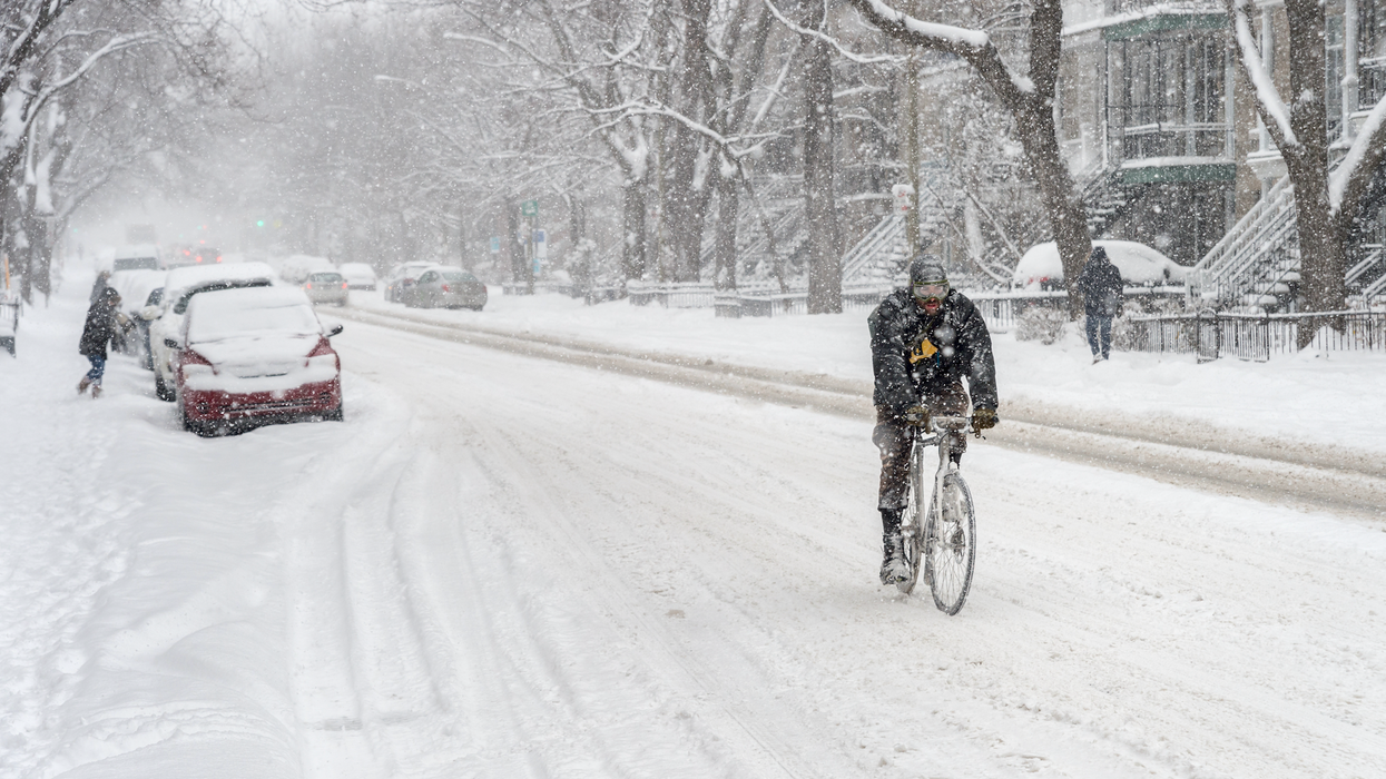 Une tempête de neige dans les rues de Montréal.