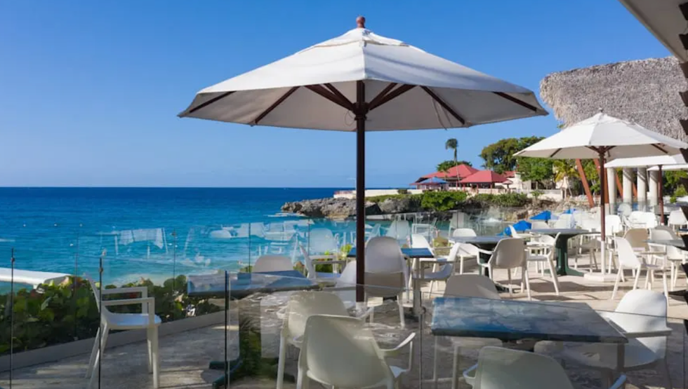 Une terrasse donnant sur l'oc\u00e9an au Casa Marina Beach And Reef Resort en R\u00e9publique dominicaine.