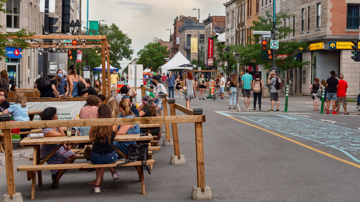 Une terrasse sur l'avenue Mont-Royale à Montréal.
