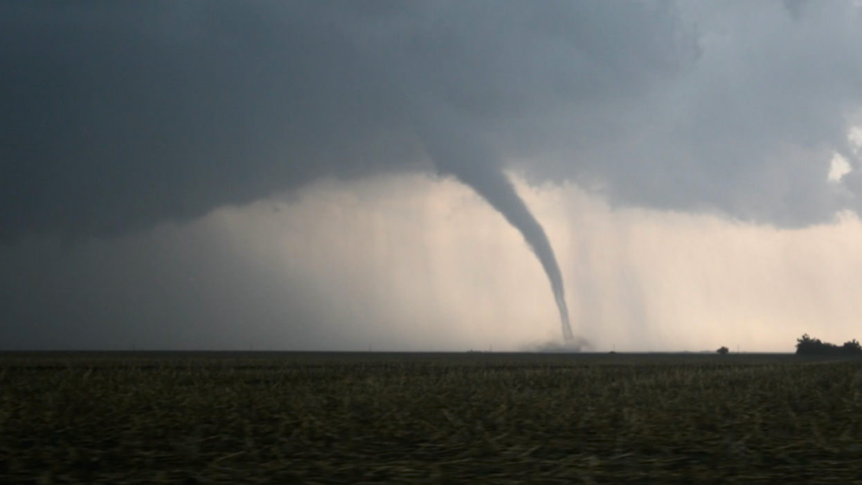 Une tornade à l'horizon.
