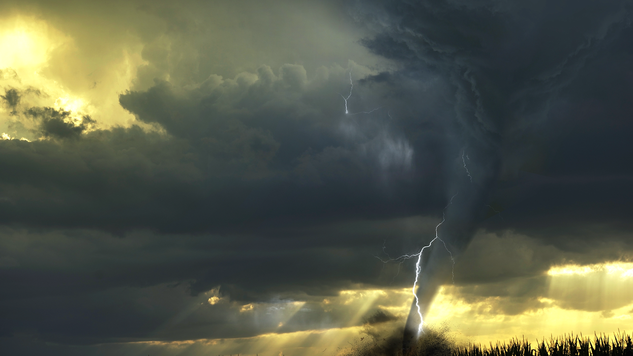 Une tornade au milieu d'une tempête.