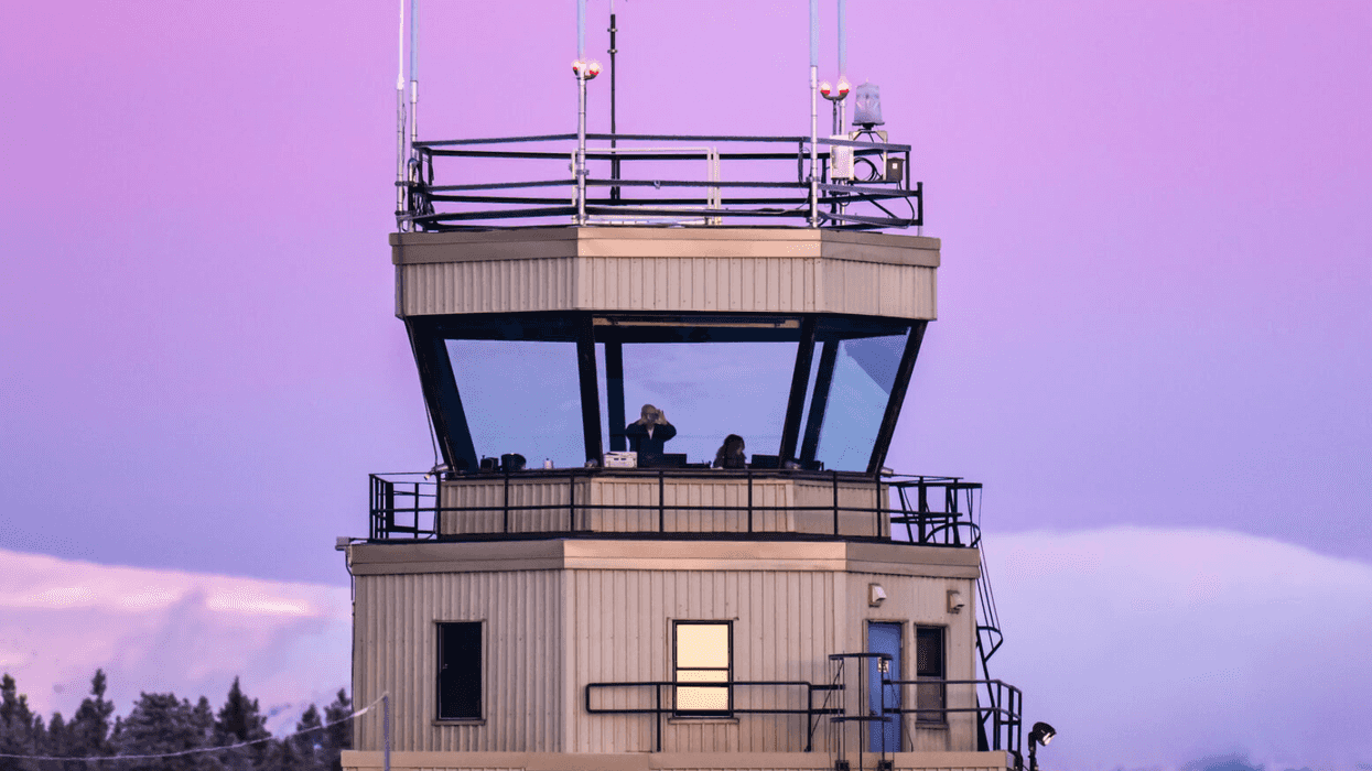 Une tour de contrôle.