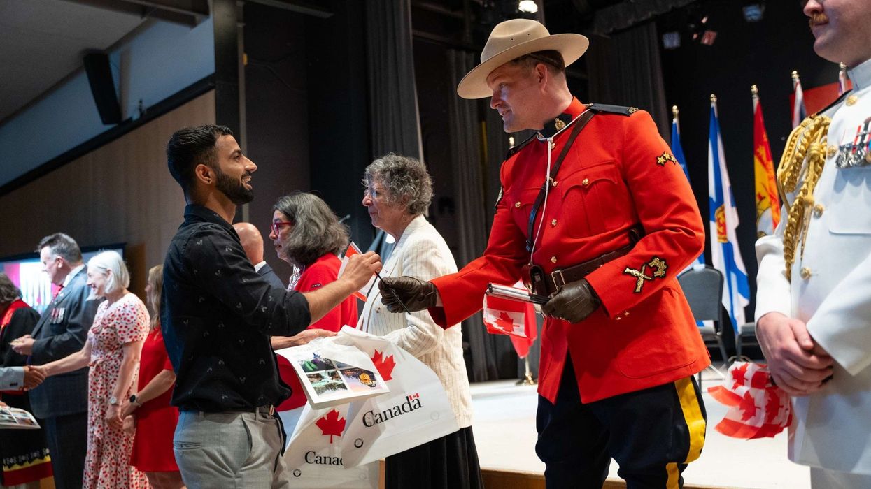 Une tout nouveau citoyen canadien et une police montée.