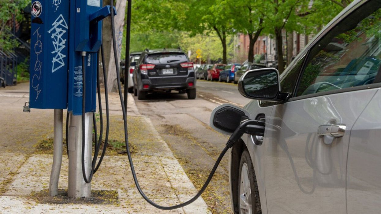 Une véhicule électrique est branché sur une borne du Circuit électrique, à Montréal.