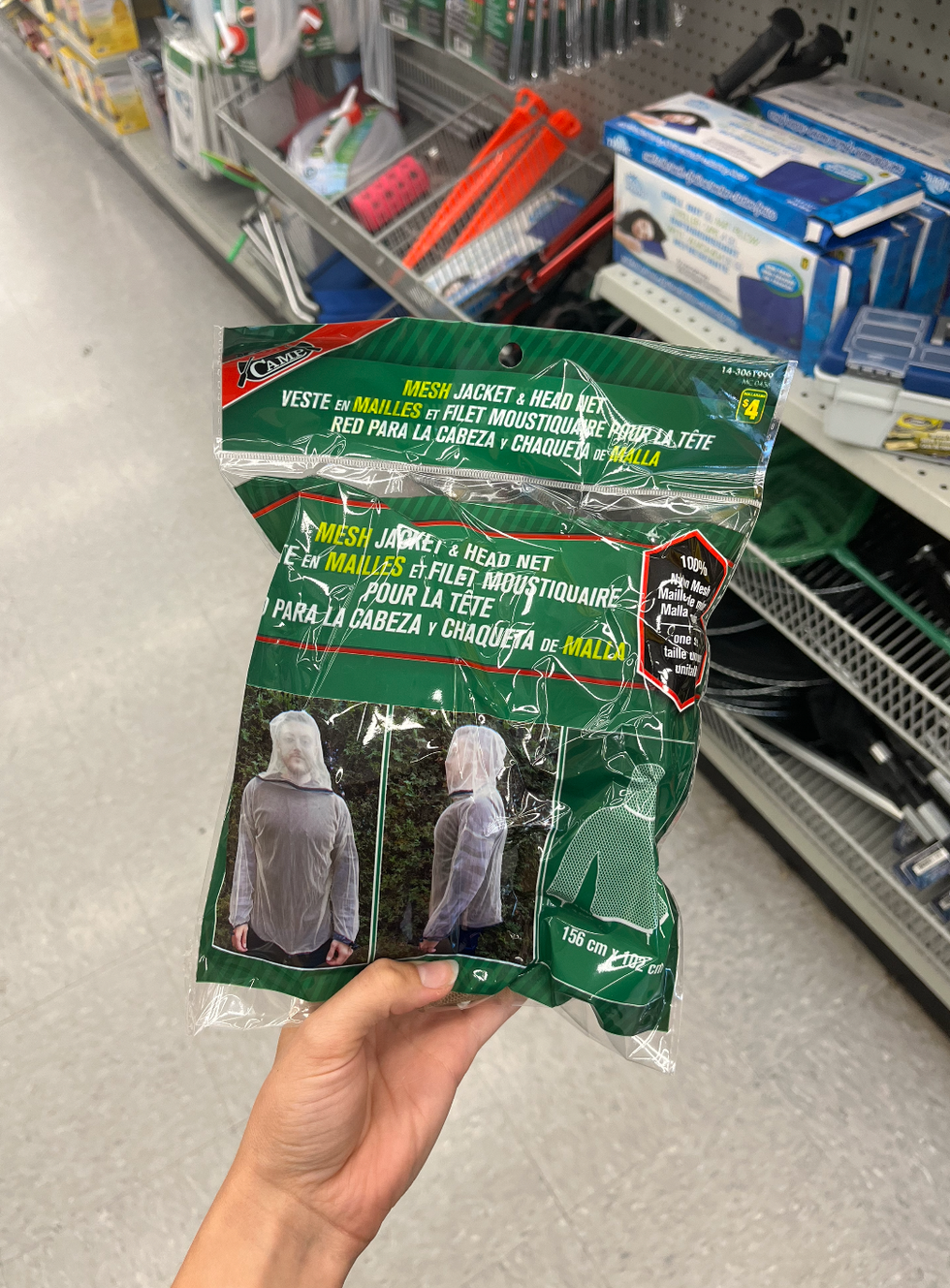 Une veste en mailles et filet pour la t\u00eate.