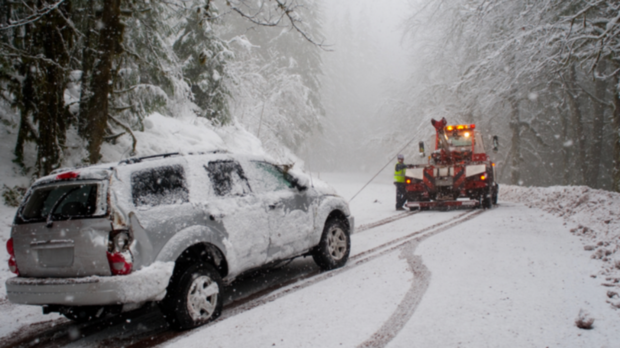 Une voiture accidentée et de la neige.