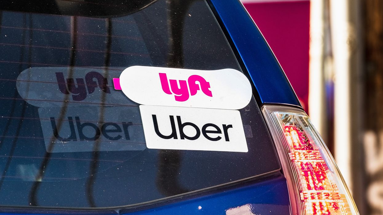 Une voiture avec un autocollant de Lyft et Uber.