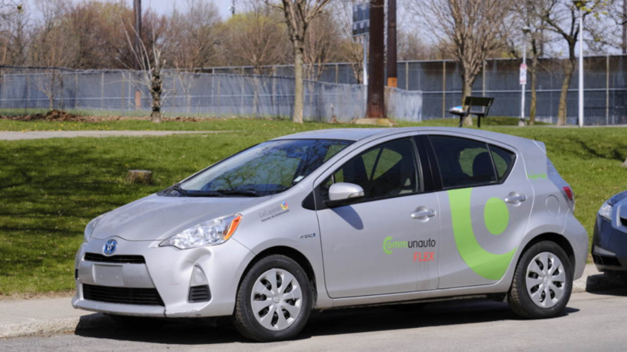 Une voiture Communauto stationnée à Montréal.