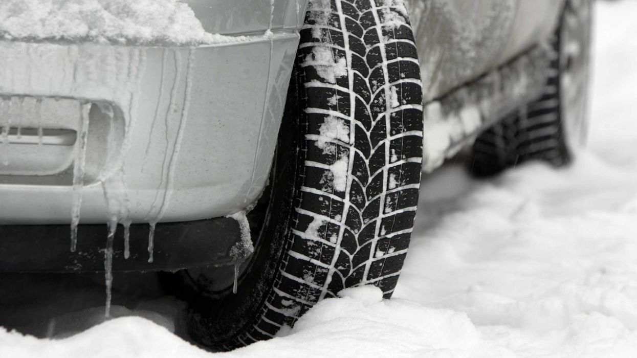 Une voiture dans la neige.