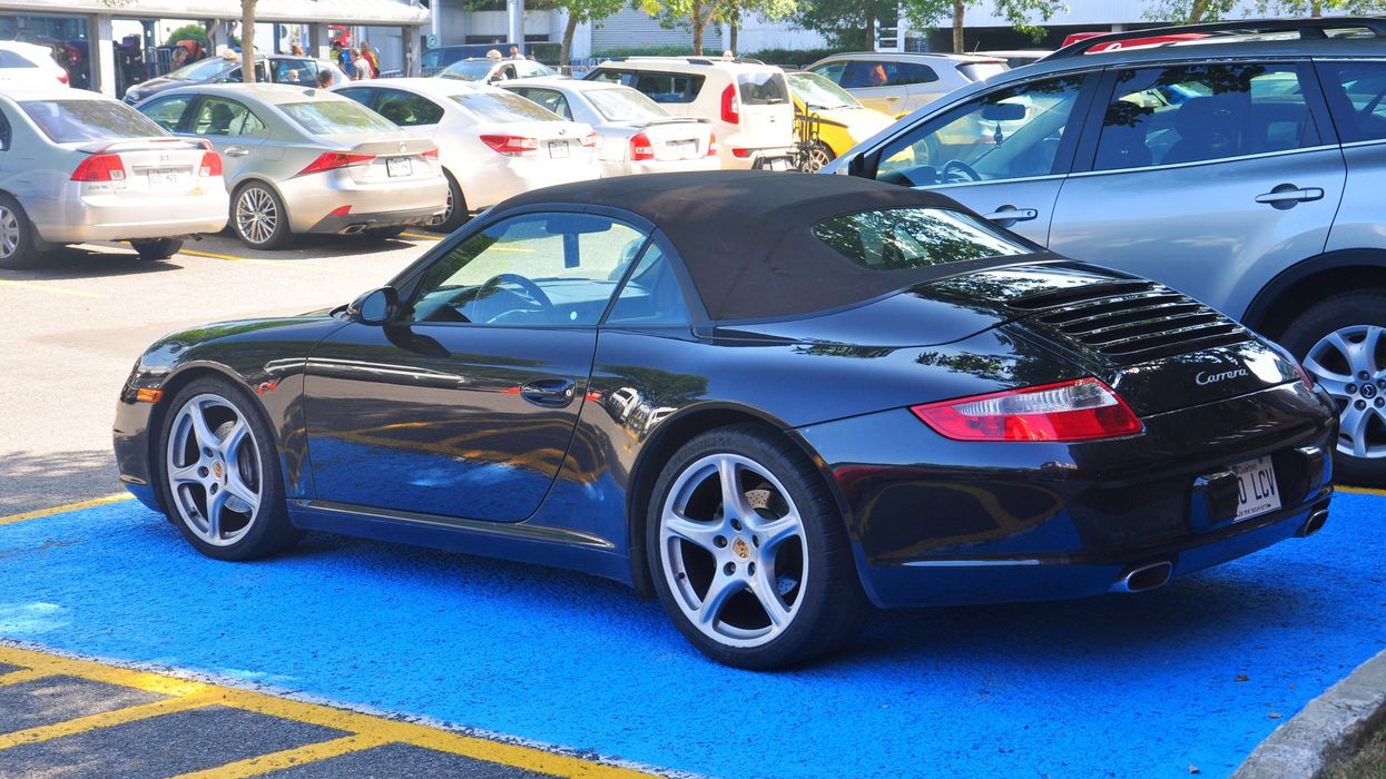 Une voiture dans une stationnement pour handicapés.