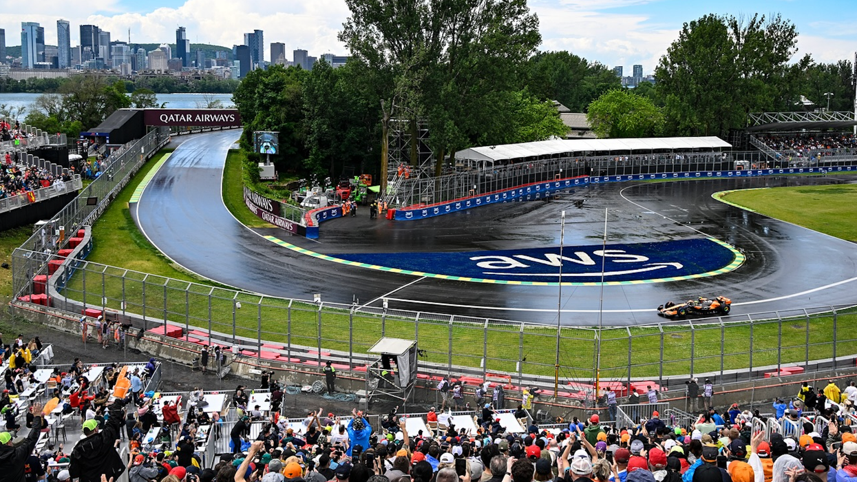 Une voiture de F1 circule sur la piste du circuit Gilles-Villeneuve devant une foule.