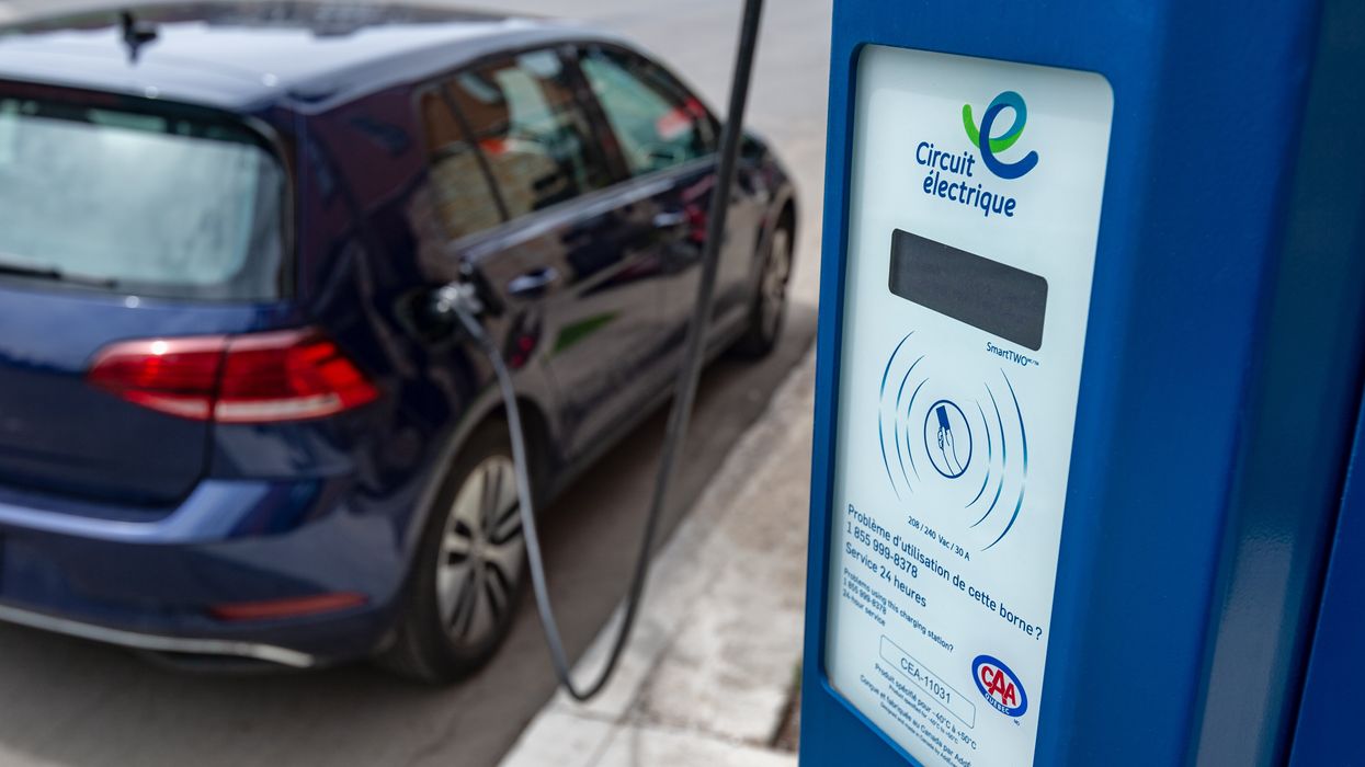Une voiture électrique en recharge.